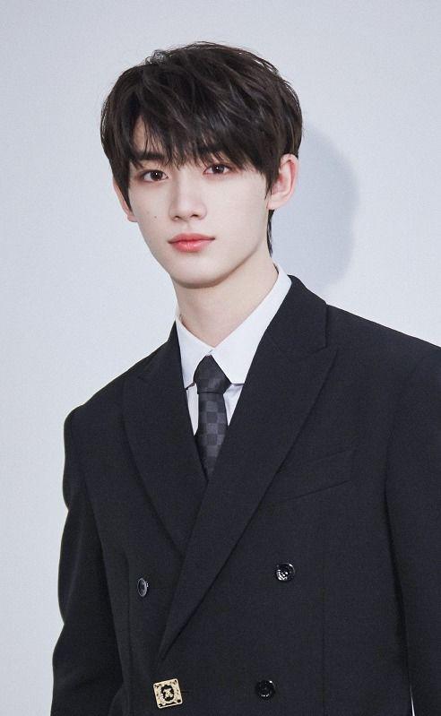 瓜地吃瓜丁程鑫,程鑫演绎夏日甜蜜时光