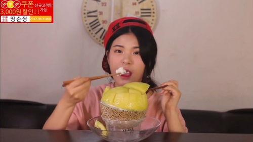 妹妹吃哈密瓜,尽享夏日清新滋味