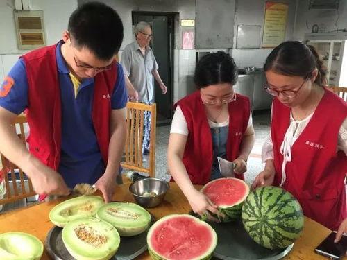 过年吃瓜老奶奶,揭秘年味中的温馨故事